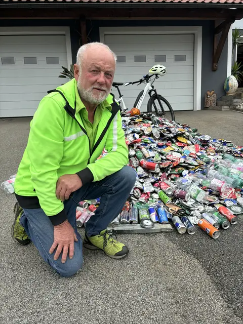 Gottfried Dobetsberger aus Waldkirchen hat sich in seiner Pension zur Mission gemacht, die Radwege und Straßen von Müll zu befreien. 4000 Dosen, 800 Plastikflaschen und 5000 Zigarettenstummel hat er alleine heuer 2025 gesammelt. | Foto: MeinBezirk/Schwendinger