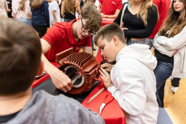 Die Jugendlichen zeigten sich wissbegierig. | Foto: F/LIST