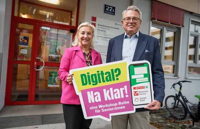 Bewohnerservicestellen unterstützen Senior:innen mit praxisnahen Workshops: Sozialstadträtin Andrea Brandner; Andreas Kranabittl, Geschäftsführung SPAR ICS | Foto: Stadt Salzburg/Alexander Killer