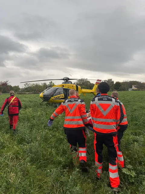Zwei Schwerverletzte: Wegen eines Doppelunfalls in Floridsdorf war der Wiener Rettungshubschrauber im Einsatz. | Foto: Berufsrettung Wien