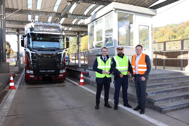 LHStv Philip Wohlgemuth, Enrico Leitgeb und LR René Zumtobel (v.l.) beim Lokalaugenschein bei der Kontrollstelle Radfeld. | Foto: Christiane Nimpf