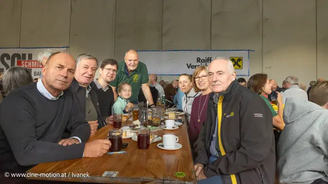 Tisch der Raiffeisenvertreter: Joachim Reitmeier, Johann Prendl, Mathias Past, Gerhard Steyrer und  Herbert Hartl (links vorne)  (vlnr). | Foto: www.cine-motion.at / Ivanek