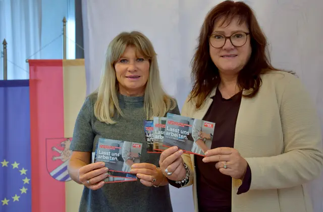 SPÖ-Landtagsabgeordnete Heidi Strauss und Klubvorsitzende Sabine Engleitner-Neu informieren über die neue Kampagne "Lasst uns arbeiten" in Marchtrenk. | Foto: SPÖ