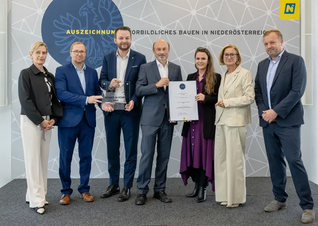 Die Auszeichnung für die Campuserweiterung Krems überreichten Landeshauptfrau Johanna Mikl-Leitner (2.v.r.) und Landesbaudirektorin Christine Pennerstorfer (links) an die Bauherren stellvertretender Abteilungsleiter Erwin Mandl von der Abteilung Wissenschaft und Forschung, Abteilungsleiter Christoph Reiter-Havlicek von der Abteilung Gebäude- und Liegenschaftsmanagement, Karl Dorninger von der Abteilung Wissenschaft und Forschung sowie an die Planer Geschäftsführerin Julia Wildfeuer und Projektleiter Moritz Pohl.