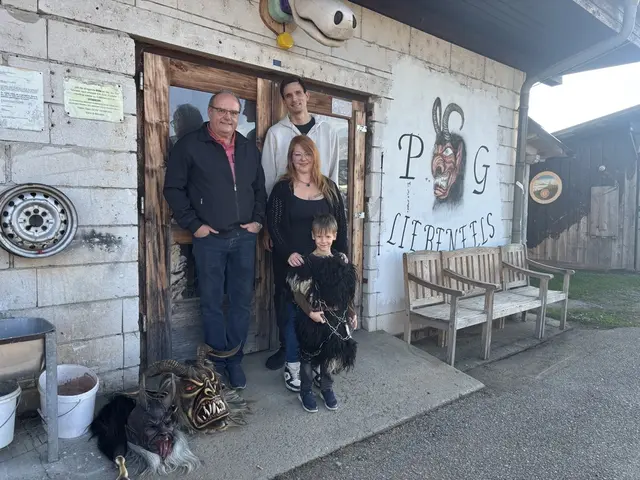 Damien Grabner, hier mit seinen Eltern Alexandra und Benni, sowie Felix Waidhofer von der Liebenfelser Perchtengruppe, ist schon mit sechs Jahren ein Fan des Brauchtums. | Foto: Astrid Siebert