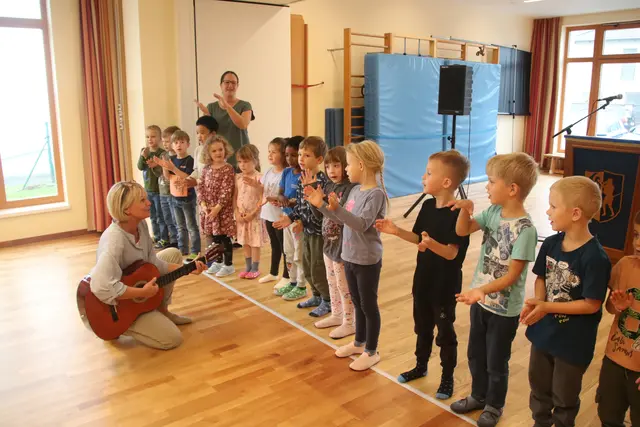 Mit dem eigenen Kindergartenlied dabei: eine Kindergartengruppe aus Hadersdorf-Kammern.
