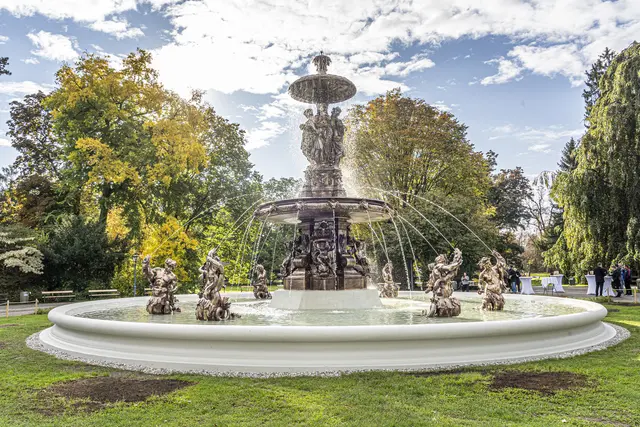 Am Mittwoch hieß es für den Stadtparkbrunnen nach Abschluss der Restaurierung: Wasser marsch!  | Foto: Stadt Graz/Foto Fischer