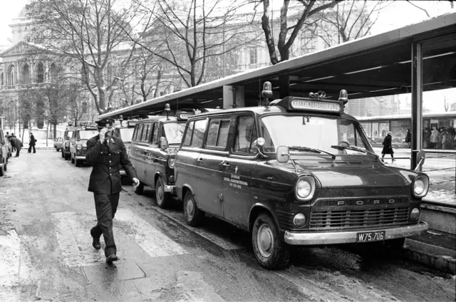 Rettung im Einsatz während des OPEC-Anschlags in Wien am 21. Dezember 1975. | Foto:  Votava / brandstaetter images / picturedesk.com
