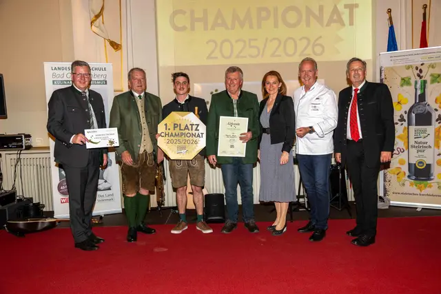 Die Champions Marcel Taucher (3.v.l.) mit Großvater Anton Raidl (Mitte) und den Gratulanten: Präsident Andreas Steinegger, Obmann Franz Labugger, Landesrätin Simone Schmiedtbauer, Startjuror Martin Sieberer und Geschäftsführer Reinhold Zötsch (v.l.n.r.) | Foto: LK Steiermark/Kristoferitsch
