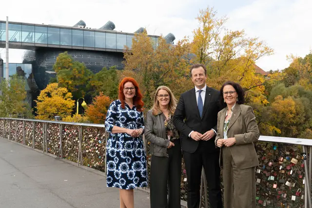 Cornelia Hagele (Tirol), Ulrike Königsberger-Ludwig (Staatssekretärin), Karlheinz Kornhäusl (Steiermark) und Daniela Gutschi (Salzburg) auf dem Weg zur Pressekonferenz im Kunsthaus (v.l.) | Foto: Land Steiermark/Binder