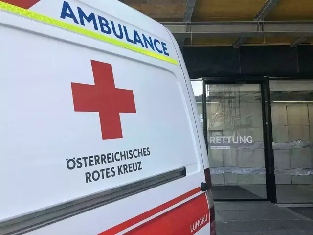 Ein Rettungsteam brachte die Frau schonend auf die Trage. | Foto: MeinBezirk.at