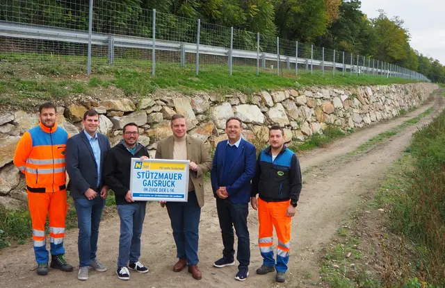 David Aigner (Straßenmeisterei Sierndorf), Christian Frank (Leiter-Stv. der Straßenmeisterei Sierndorf), Andreas Neubauer (Bgm. von Hausleiten), Hubert Keyl in Vertretung von LH-Stellvertreter Udo Landbauer, Daniel Leitl (Leiter-Stv. der Straßenbauabteilung Hollabrunn), Stefan Wöber (Straßenmeisterei Sierndorf). | Foto: Amt der NÖ Landesregierung