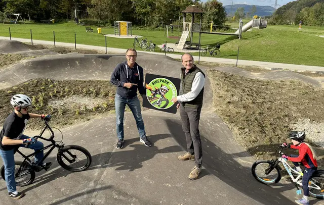 Karl Rößlhuber und Franz Gmachl vom TVB Bergheim mit ersten Testfahrern. | Foto: TVB Bergheim