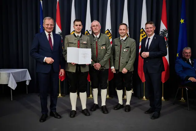 Landeshauptmann Thomas Stelzer mit Obmann Simon Stadler, Stabführer Günter Huemerlehnter, Kapellmeister Hubert Huemerlehner und Hermann Pumberger, Präsident des OÖ-Blasmusikverbandes (v.li.) | Foto: Peter Mayr