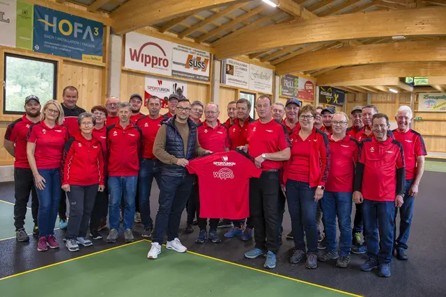 Freude bei den Vorderweißenbacher Stocksportlern über die neue Sportbekleidung, die Wippro-Chef Robert Wipplinger an Sektionsleiter Thomas Draxler (Bildmitte) überreichte. | Foto: beha-pictures