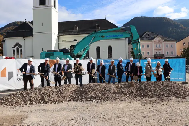  Stadtbaumeister Juri Nindl, Martin Juffinger, BH Kurt Berek, Johannes Mayrhofer, Arch. Gregor Buchner-Riebenbauer, Bgm. Michael Riedhart, Felix Thurner, GF Gerhard Thurner, VDir. Klaus Felderer, VDir. Otto Dialer, Sparkassen-Präsident Siegfried Günther, Arch. Jakob Haselsberger, MMag. Christina Geisler und BM Thomas Bodner (v.l.). | Foto: Christiane Nimpf