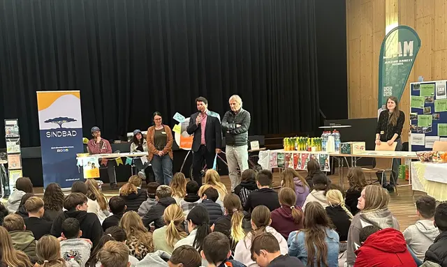 Bgm. Manfred Schafferer begrüßt die Schülerinnen und Schüler und erzählt von seinem eigenen Berufsweg. | Foto: JAM Absam