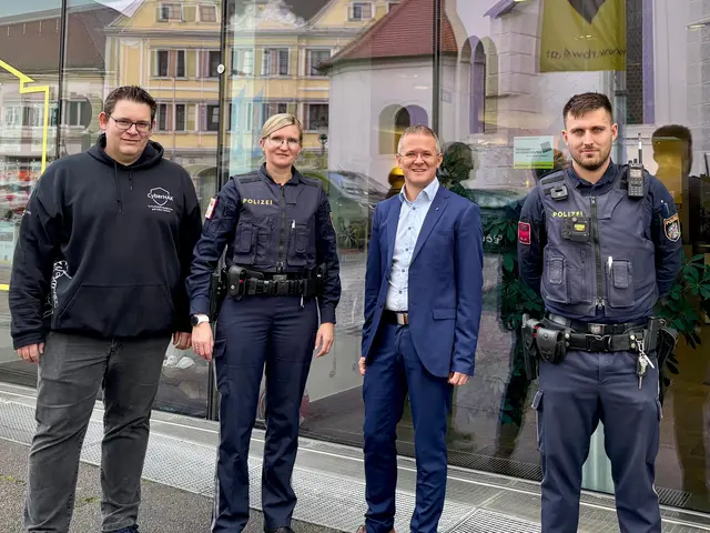 Bankstellenleiter  Alexander Oesterreicher freute sich über den "uniformierten Besuch"! | Foto: Markus Kahrer