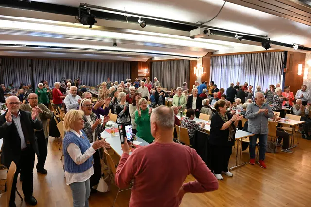 Zahlreiche Senioren verbrachten einen unterhaltsamen Nachmittag im Phönixsaal. | Foto: Stadtgemeinde Attnang-Puchheim