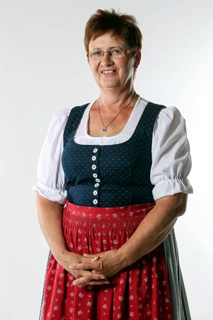 Seit 1994 gibt Seminarbäuerin Emilie Staudinger ihr fundiertes Wissen und ihre Erfahrung in Bezug auf Kochen und die Verarbeitung von Lebensmitteln in unzähligen Seminaren in ganz Oberösterreich weiter.  | Foto: Volker Weihbold