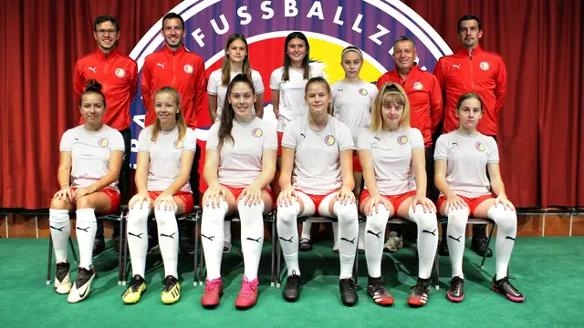 Das Trainer-Team mit den Spielerinnen vom Frauenfußballzentrum der HAK Stegersbach. | Foto: FFZ Stegersbach