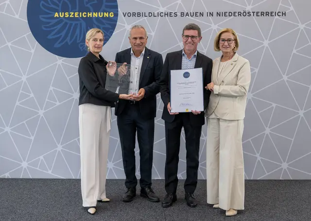 Auszeichnung für den Neubau Lagerlogistik, Flaschenfüllanlage, Erweiterung Gär- und Lagerkeller in Krems: Landesbaudirektorin Christine Pennerstorfer, Bauherr Winzer Krems Geschäftsführer Ludwig Holzer, Planer Erwin Krammer und Landeshauptfrau Johanna Mikl-Leitner (v.l.n.r.)