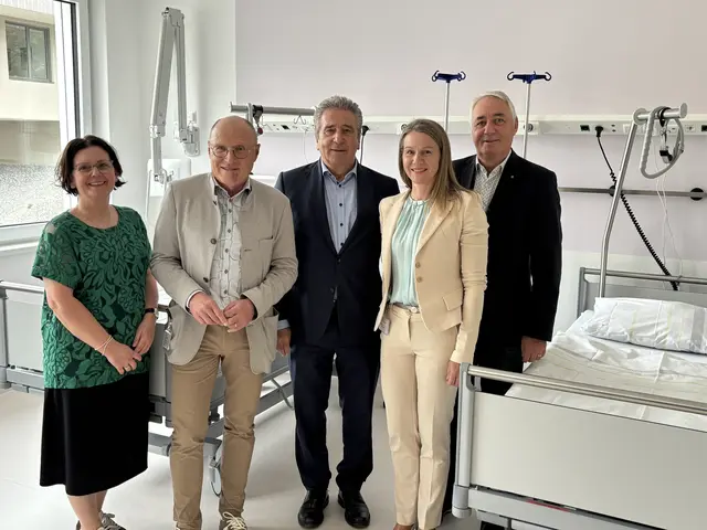 Michaela Traub, Eugen Ladner, Walter Troger, Birgit Schliernzauer und Hanspeter Wagner führten durch die bereits fertiggestellte Gebäudeteile. | Foto: MeinBezirk/Günther Reichel