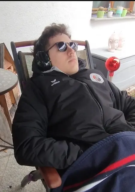 Niklas Astleitner an einem guten Tag bei einem kurzen Aufenthalt auf der Terrasse des Wohnhauses. | Foto: Susanna Astleitner