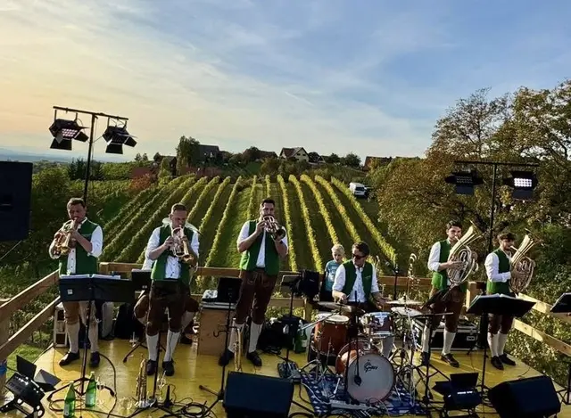 Die Weinberger Böhmische heizten die Stimmung an | Foto: Weinlandkapelle Klöch