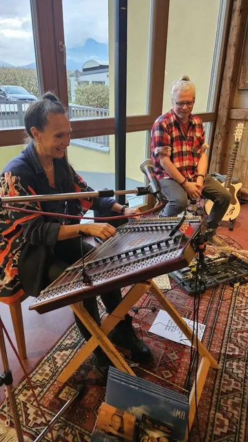 Maria Ma und Sebastian sorgten für eine klangvolle Umrahmung des Festes.  | Foto: Haus Sebastian