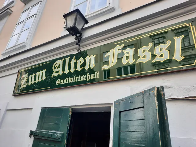 Schon der Eingang zeigt, welch historischer Schatz hinter den Türen verborgen liegt.  | Foto: Niklas Varga