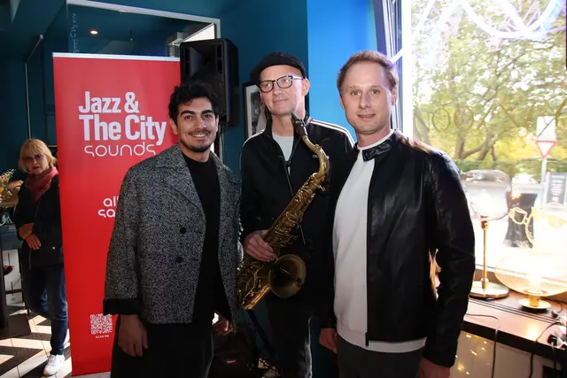 Yazzon: Yaran Peter Sikarea, Peter Fürhapter, Nico Hollersbacher.