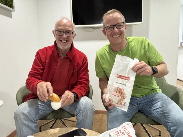 Bei Kipferln und Kaffee gönnten sich Senior-Chef Reinhold und Chef Michael Jäger eine gemütliche Pause. | Foto: Kendlbacher