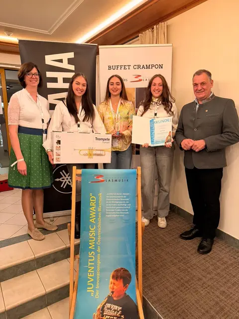 Althofens Jugendreferentin Jana Mitterdorfer sowie die Jugendreferentinnen Sandra und Anika Wigoschnig von der Glantaler Blasmusik nahmen die Auszeichnung persönlich entgegen. Gemeinsam mit der Jugend holten sie den Preis nach Althofen und Frauenstein. | Foto: Juventus
