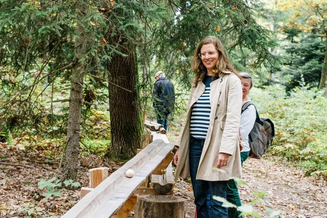 LH-Stv.in Astrid Haider-Wallner eröffnete den neu gestalteten Walderlebnisweg, der mit 22 interaktiven Stationen Natur, Lernen und Erlebnis verbindet. | Foto: Büro LH-Stv.in Anja Haider-Wallner