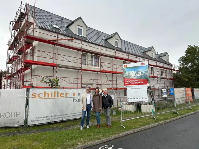 OSG-Chef Alfred Kollar mit Magdalena Nieder und Bürgermeister Eduard Scheuhammer.  | Foto: OSG