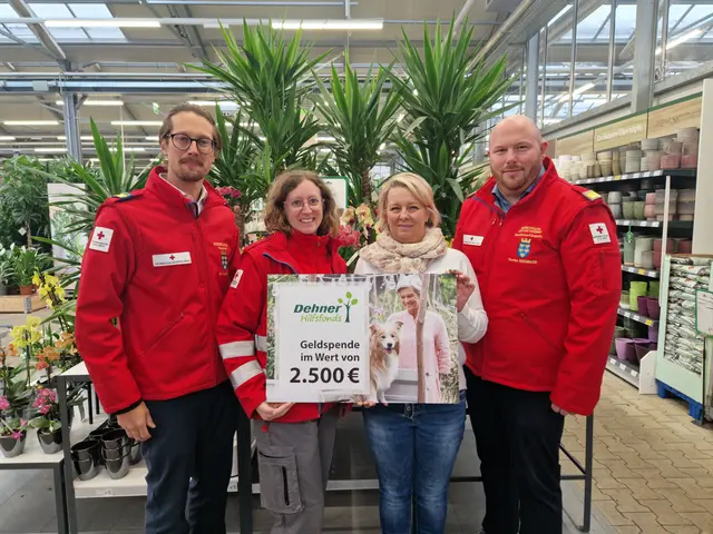  Birgit Haslauer, Marktleiterin des Dehner Garten-Centers in Neunkirchen, überreichte einen Spendenscheck an Gregor List, Christa Gruber und Thorsten Reisenbauer vom Roten Kreuz Neunkirchen. | Foto: Dehner