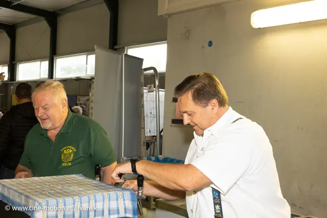 Manfred Mitzl im Bereich Getränkeausschank. | Foto: www.cine-motion.at / Ivanek