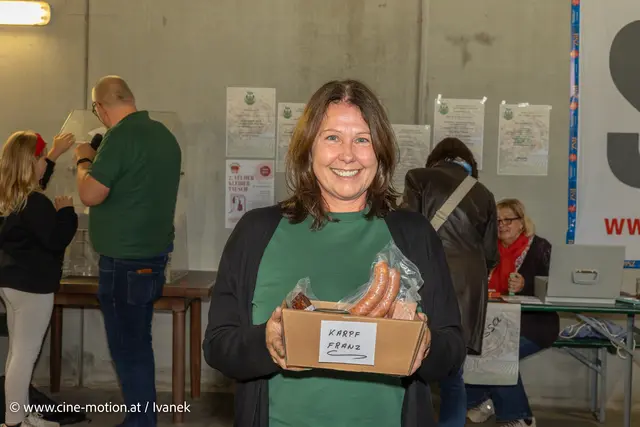 Andrea freut sich über die Wildspezialitäten. | Foto: www.cine-motion.at / Ivanek