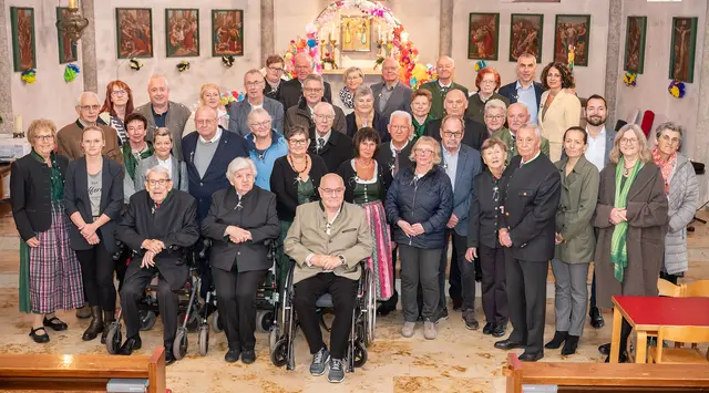 Die geehrten Ehejubilare aus Pinsdorf beim gemeinsamen Gruppenfoto. | Foto: Fotoshop Traunsee