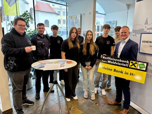 Schüler der zweiten Klasse der "Cyber-HAK" unterstützten das Projekt. | Foto: Markus Kahrer