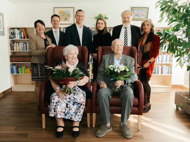 (v.l.) Larissa Rebbe, Direktorin Haus Föhrenhof, Simon Bluma, stellvertretender Geschäftsführer der Häuser zum Leben Bezirksvorsteherin Johanna Zinkl (ÖVP) und der dritte Landtagspräsident Gerhard Schmid gratulierten dem Ehepaar und der Familie Dörsch zum 75-jährigen Ehejubiläum. | Foto: Stadt Wien/Lukas Fuchs