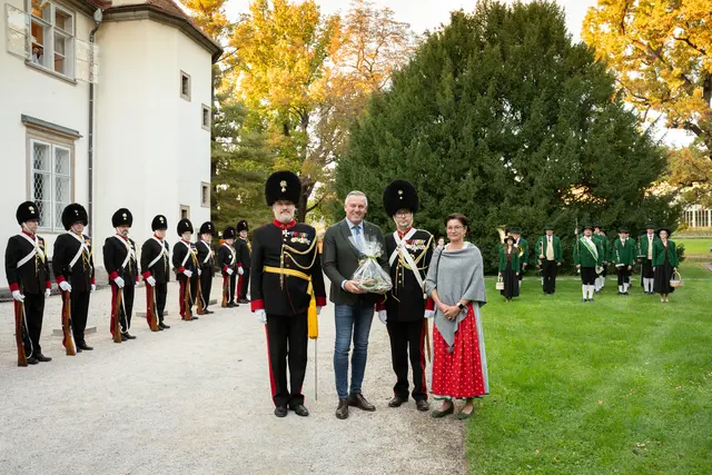 Der Landeshauptmann dankte dem Bürgerkorps Graz und der Trachtenkapelle Dobl für den Besuch im Burggarten. | Foto: Land Steiermark/Robert Binder