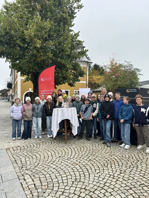 Die Schülerinnen und Schüler beteiligten sich am Welthospiztag bei der Straßenaktion in St. Johann. | Foto: Sigrid Wörgötter