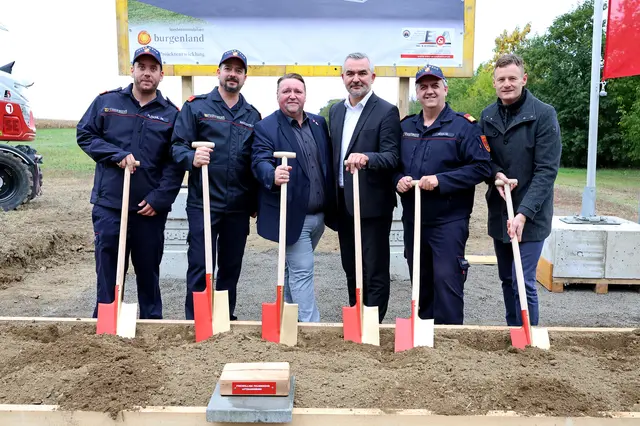 OBI Michael Plöchl (Feuerwehrkommandant-Stellvertreter FF Lutzmannsburg), HBI Christian Maszlovits (Feuerwehrkommandant FF Lutzmannsburg), Bürgermeister LAbg. Roman Kainrath (Lutzmannsburg), Feuerwehrreferent Landesrat Heinrich Dorner, LBDS Martin Reidl (Bezirksfeuerwehrkommandant Oberpullendorf) und Jürgen Ziermann (Projektentwicklung Burgenland GmbH – Gruppenleiter Süd) | Foto:  Landesmedienservice Burgenland