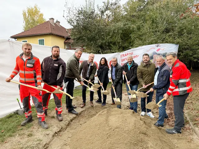 v.r.: Siegfried Ebner (Projektleiter Sportstättenbau), Horst Zwischenberger (Sportreferent und Gemeindevorstand), Georg Bäck (Sportstättenplanung), Dir. SR Josef Hillebold (Musikmittelschule Seeboden), Augustin Mayer (Präsident Verein Purzelbaum, Gemeinderat, Firmengründer Goldeck Textil GmbH), Dir. Evelyn Wernitznig-Steiner (VS Seeboden), BEd, Walter Hofer (Initiator und Obmann Verein Purzelbaum) BGM Thomas Schäfauer, Günter Steiner &amp; Franz Eigner (Mitarbeiter der Firma Strabag)  | Foto: Carima.Rib