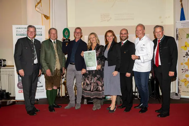 Ölmühle des Jahres 2026: Ölmühle Hartlieb aus Heimschuh. Familie Hartlieb (3. und 4.v.l.) mit den Gratulantinnen und Gratulanten | Foto: LK Steiermark/Kristoferitsch
