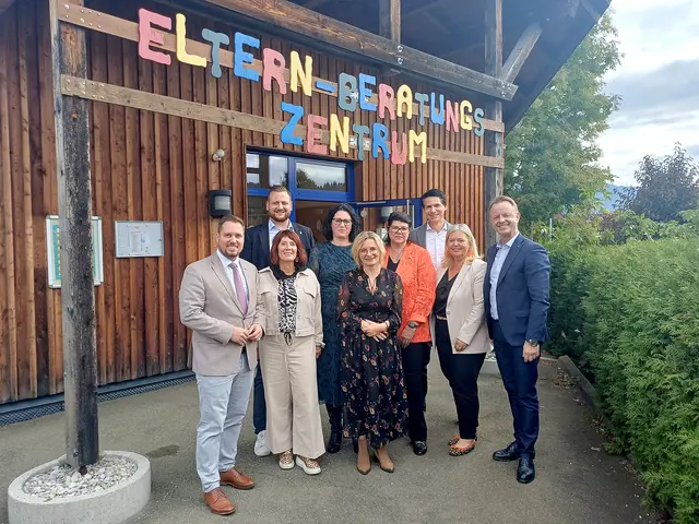 Klubobmann Marco Triller, Waltraud Galler, EBZ-Leiterin Martina Pongruber (1. Reihe v.l.), Bgm. Thomas Rauninger, Sonja Dobrovits, 3. LTPräs. Helga Ahrer, Bezirkshauptmann Markus Kraxner, A11-Leiterin Barbara Pitner und Bgm. Mario Abl (v.l.) beim Jubiläumsfest. | Foto: BH Leoben/Sonja Dobrovits