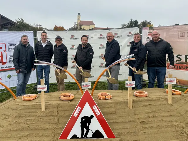 Beim Spatenstich in Moosdorf (v.l.): Gregor Ledersberger, Michael Kovac (BBOÖ), Martin Wachutka, Patrick Hummelbrunner, Manfred Emersberger, Thomas Matthey, Rudolf Bauer. | Foto: BBOÖ