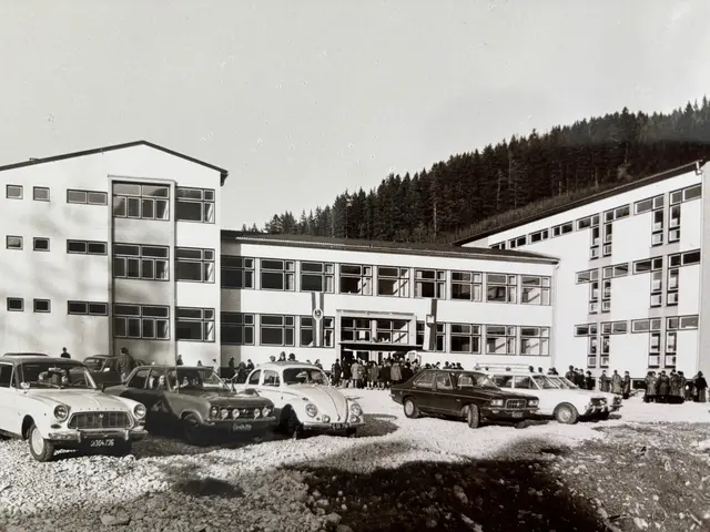 Das 1975 eröffnete Schulgebäude in Palbersdorf markierte einen Wendepunkt in der
regionalen Bildungslandschaft. Mit Turnsaal, Lehrküche und Hallenbad galt es als
modernstes Schulhaus der Umgebung – der Beginn einer Erfolgsgeschichte. | Foto: MS Thörl